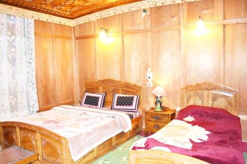 Peer Palace Houseboat, Srinagar 2